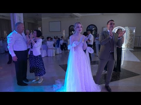 Видео: Папа поёт на свадьбе Доченьки.