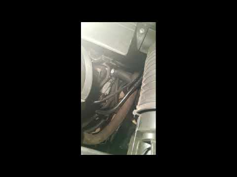 Видео: Смена верхнего патрубка охлаждения ДВС. Форд Фьюжн, 1 6, 2006 г. в