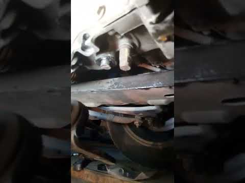 Видео: Замена сальника выбора передач Рено Кенго 2005г.1.6 бензин.