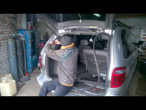 Видео: Механизм поднятия задней двери Крайслер Вояджер,Таун Кантри,Додж Караван.