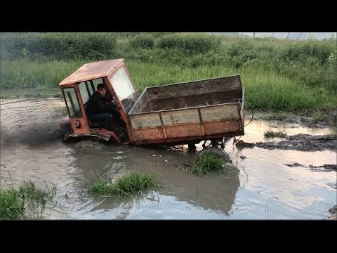 Видео: Трактор т 25 не смог тперь т 16 сможет ли? Тест драйв в болоте