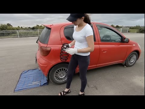 Видео: Замена задней пружины на Toyota Vitz, пружины от Funcargo