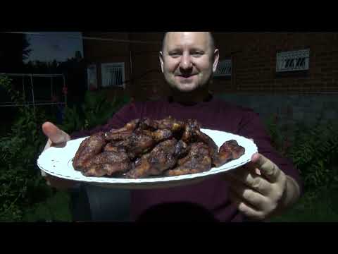 Видео: КУРИНЫЕ КРЫЛЫШКИ BBQ ПОД ЕЖЕВИЧНЫМ БАРБЕКЮ СОУСОМ В СМОКЕРЕ OKLAHOMA JOE!)