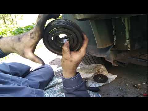Видео: Мой Дастер. Замена подшипника муфты компрессора кондиционера. 294 тыс. км. и промывка радиаторов