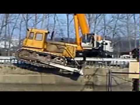 Видео: Трактор и кран.  Авария.  Кран упал в пропасть. Tractor and crane. Crane fell into the abyss.