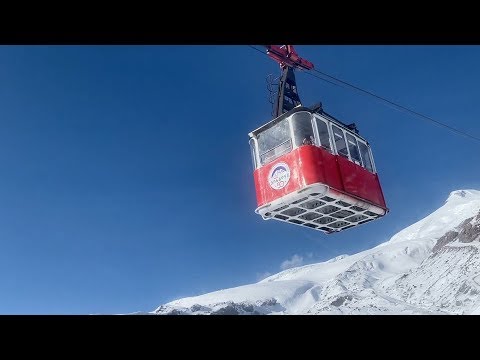 Видео: подъём ПАПЫ на ЭЛЬБРУС по маятниковой канатной дороге