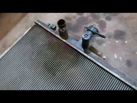 Видео: Мазда СХ-7 замена радиатора двигателя (Омск)