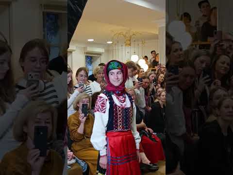 Видео: Дэфіле беларускіх традыцыйных строяў, куратарка — Ганна Сілівончык