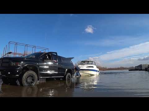 Видео: Подъем катера на прицеп из воды после летней навигации.  Город Самара осень 2019 год.