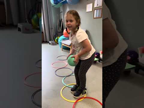 Видео: Делайте ￼эти упражнения, чтобы научить ребёнка ХОДИТЬ 