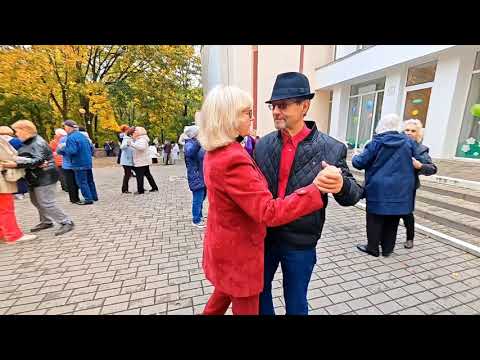 Видео: 11.10.25г... "ОСЕННЕЕ ТАНГО"... 🍁🍂🍁... звучит на Танцполе в Гомельском парке... 