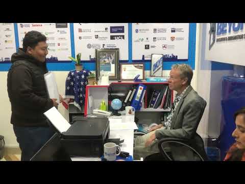 Видео: Образец пробного собеседования на получение студенческой визы F1 в США: вопросы и ответы 2024