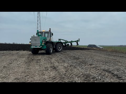 Видео: Оранка ✅ХТЗ Т-150К 🚜після невеликого ❄️снігу з дощами 🌧️налипало на плуг втомився чистити його 🤯🤯