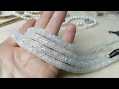 Видео: Собираю бусы с ЛУННЫМ КАМНЕМ.