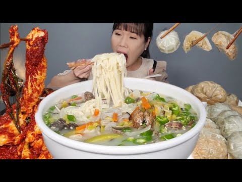 Видео: Калгуксу из моллюсков 🌶 острый кимчи 🥟 пельмени 🍜 мукбанг