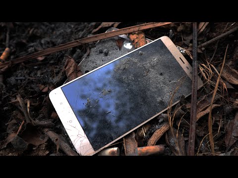 Видео: При подметании нашли сломанный телефон