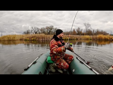 Видео: УПЛЫЛ ОТ ВСЕХ И НАШЕЛ ГОЛОДНЫХ ЩУК. Рыбалка осенью на спиннинг