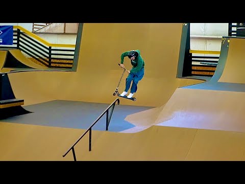 Видео: Самое безумное соревнование на скутерах за всю историю!