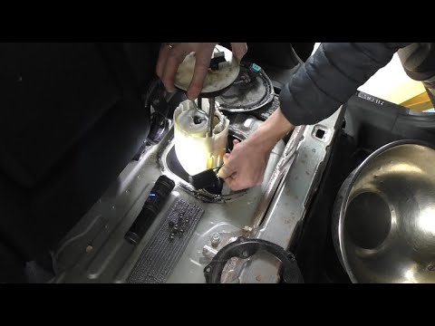 Видео: Замена топливного фильтра на Mitsubishi Outlander Sport 2,0 Мицубиси Аутлендер 2014