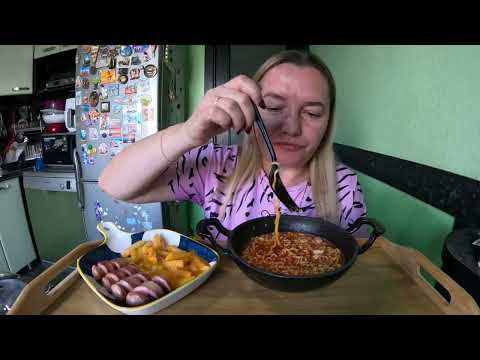 Видео: Лапша сырная, острая, ток йоки, сосиски #mukbang #еда #лапша 
