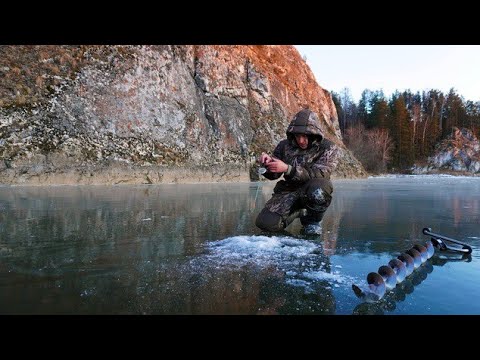 Видео: НАШЁЛ ХОЗЯИНА ЯМЫ. ПЕРВЫЙ ЛЁД НА РЕКЕ
