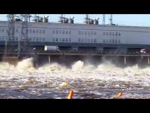 Видео: Камская гидроэлектростанция - холостой сброс воды