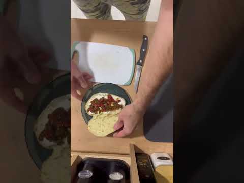 Видео: Бутерброд из чиабатты с моцареллой и томленым болгарским перцем