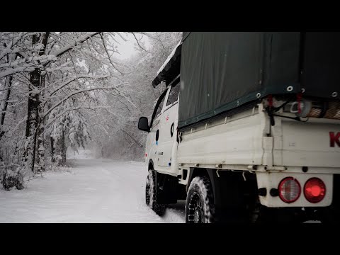 Видео: [4k] Сильный холодный снег, тихий грузовик кемпинг | одиночный кемпинг