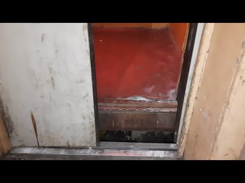 Видео: Прикол с лифтом УКМ, двери лифта открываеться на половину на 1 и на 2 этаже