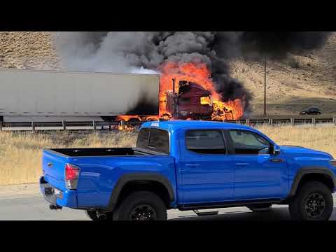 Видео: Тормоза загорелись и сожгли 18-колесный автомобиль