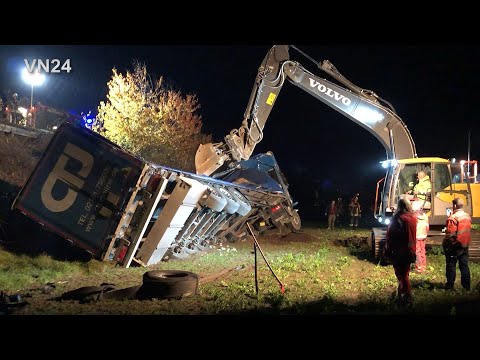 Видео: 15-11-2022 - VN24 - Легкий способ эвакуации грузовиков с использованием экскаватора