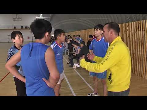 Видео: Команды двух районов поборолись в играх по мини-футболу за призы компании "Полиметалл"