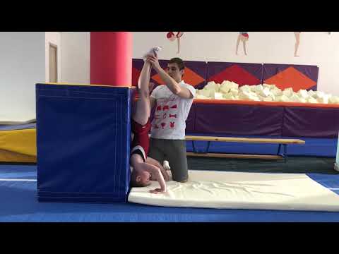 Видео: Упражнение: "Стойка на голове"
