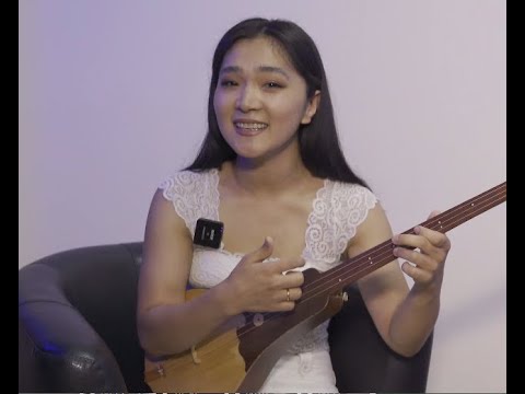 Видео: Дүйнөлүк хиттерди комуз күүсүнө салган Чолпон Мелисбекова менен маек