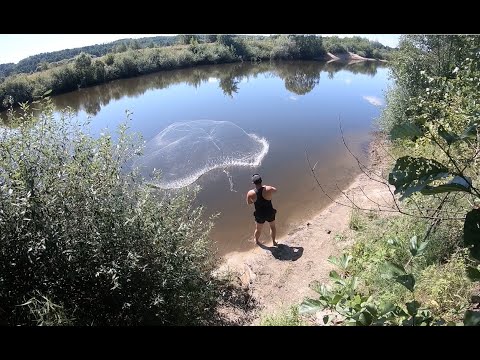 Видео: История о том, как один заброс может сделать всю рыбалку. Кастинговая сеть 6м. на большой реке.