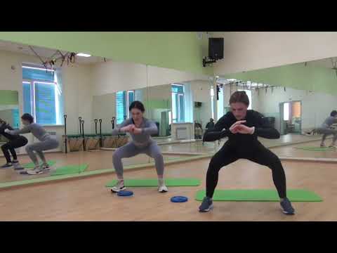 Видео: Функциональная тренировка для ног и пресса