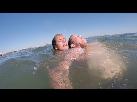 Видео: Как помочь тонущему человеку | Пятиминутка БЕЗопасности