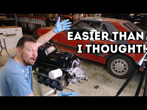 Видео: Установка масляного поддона, масляного насоса, крышки цепи ГРМ и водяного насоса на FOXBODY MUSTA...