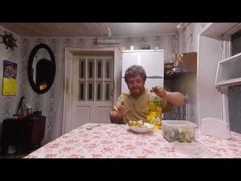 Видео: малосольные огурчики снимаем пробу  с картофеля свежая  картошка хрустящие огурчики домашняя  кухня