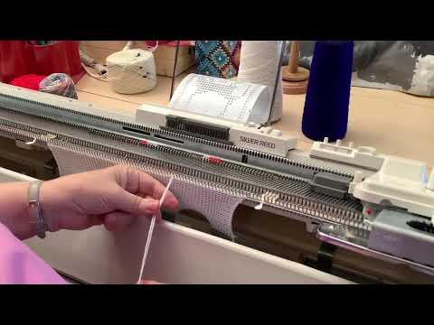 Видео: Вязание одиночных мотивов на вязальной машине Silver Reed стандартной толщины