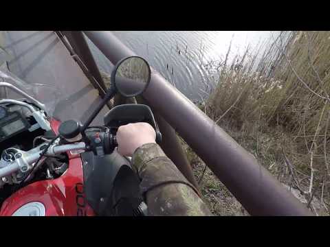 Видео: BMW R1200GS Adventure. через речку по пешеходному мостику