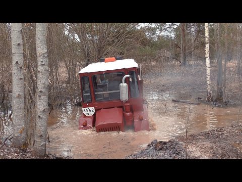 Видео: Трактористы против джиперов на бездорожье!!! Советский трактор Т-16  на бездорожье!!!