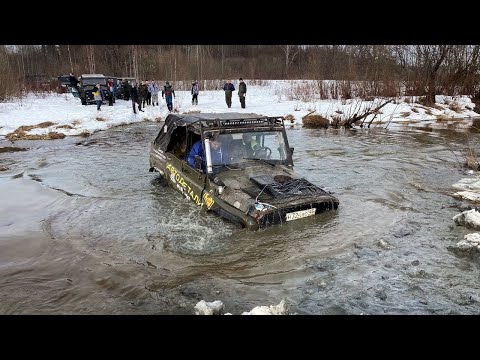 Видео: Коварная река не отпускает УАЗы. Весенний Offroad в полях.