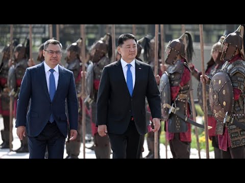 Видео: Конный кортеж и этно-воины: Как Садыр Жапаров встретил в Бишкеке президента Монголии