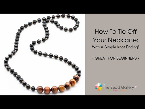 Видео: Как завязать простой узел на конце ожерелья в галерее Bead Gallery в Гонолулу
