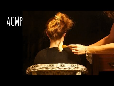 Видео: 💤 АСМР для сна 🌙 Расчесывание длинных волос, мягкие касания и кисточки