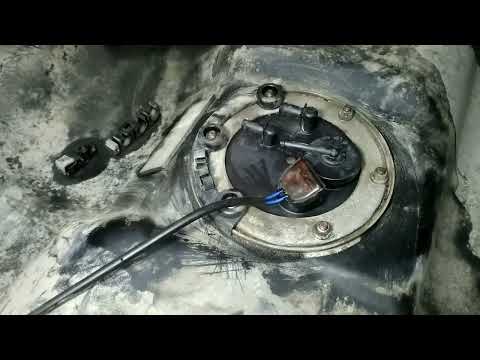 Видео: Замена датчика уровня топлива Mercedes A 170