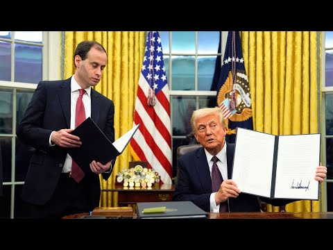 Видео: СРОЧНО: Трамп объявляет о выплате премии в размере 2000 долларов пенсионерам — проверьте, соответ...