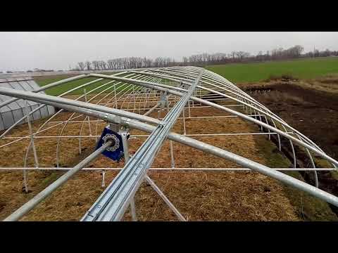 Видео: Верхнее проветривания на пленочном туннеле (теплице)