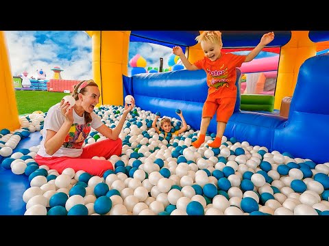 Видео: Влад и Ники играют в надувном замке и другие веселые челленджи для детей